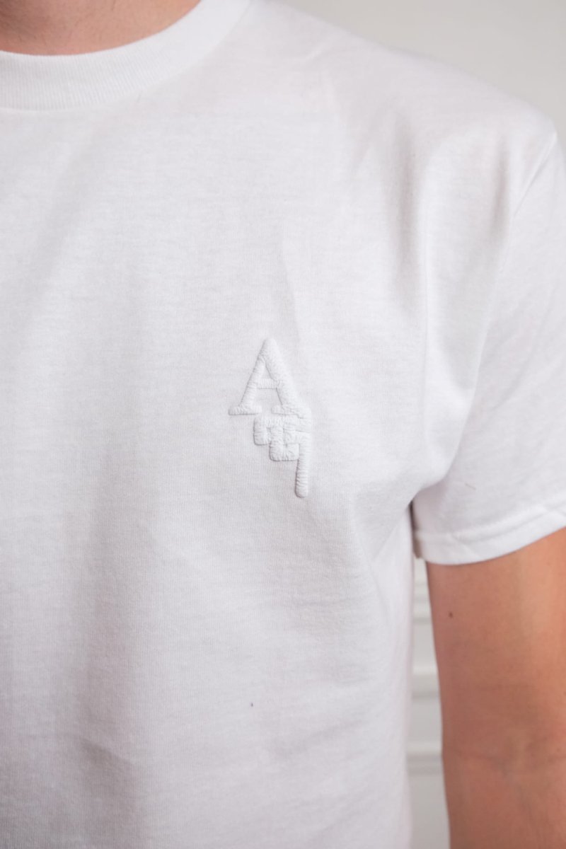 Détail print graphique rayures artisanales dos T-shirt Al Ain Astripe — photo 3