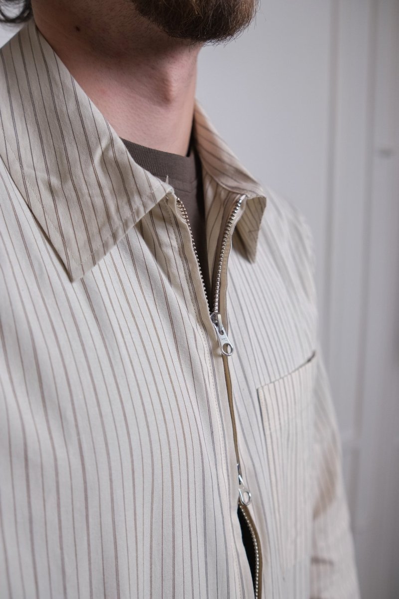 Détail triple surpiqûre et zip frontal Zip Shirt Another Aspect — photo 3