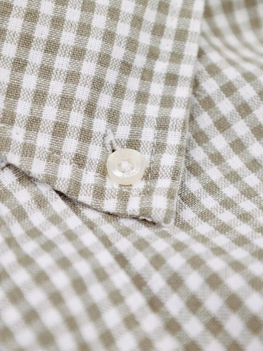 Détail du bouton nacré off-white au poignet de la Distressed Farmer's Shirt LS Bram's Fruit — photo 5