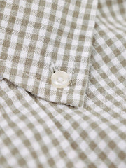 Détail du bouton nacré off-white au poignet de la Distressed Farmer's Shirt LS Bram's Fruit