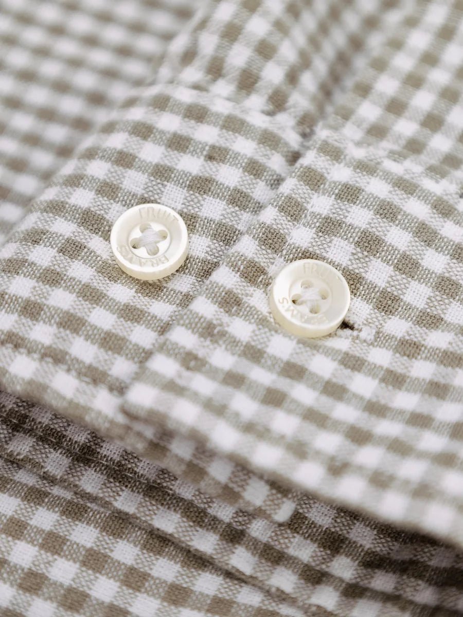 Détail des boutons nacrés off-white custom de la Distressed Farmer's Shirt LS Bram's Fruit
