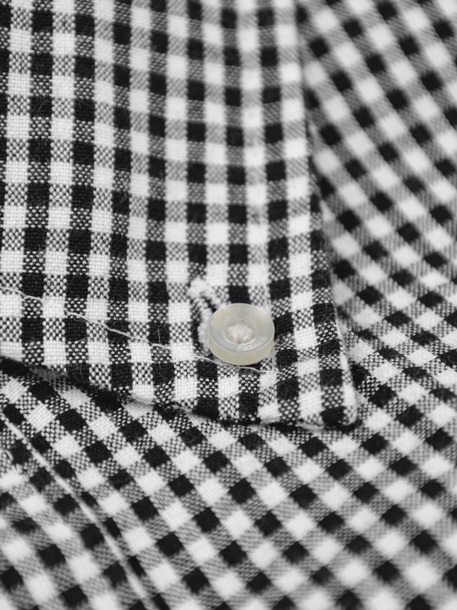 Détail du bouton nacré off-white au poignet de la Distressed Farmer's Shirt LS Bram's Fruit black — photo 5