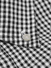 Détail du bouton nacré off-white au poignet de la Distressed Farmer's Shirt LS Bram's Fruit black