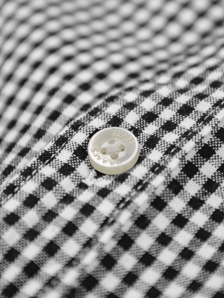 Détail des boutons nacrés off-white custom de la Distressed Farmer's Shirt LS Bram's Fruit black — photo 6
