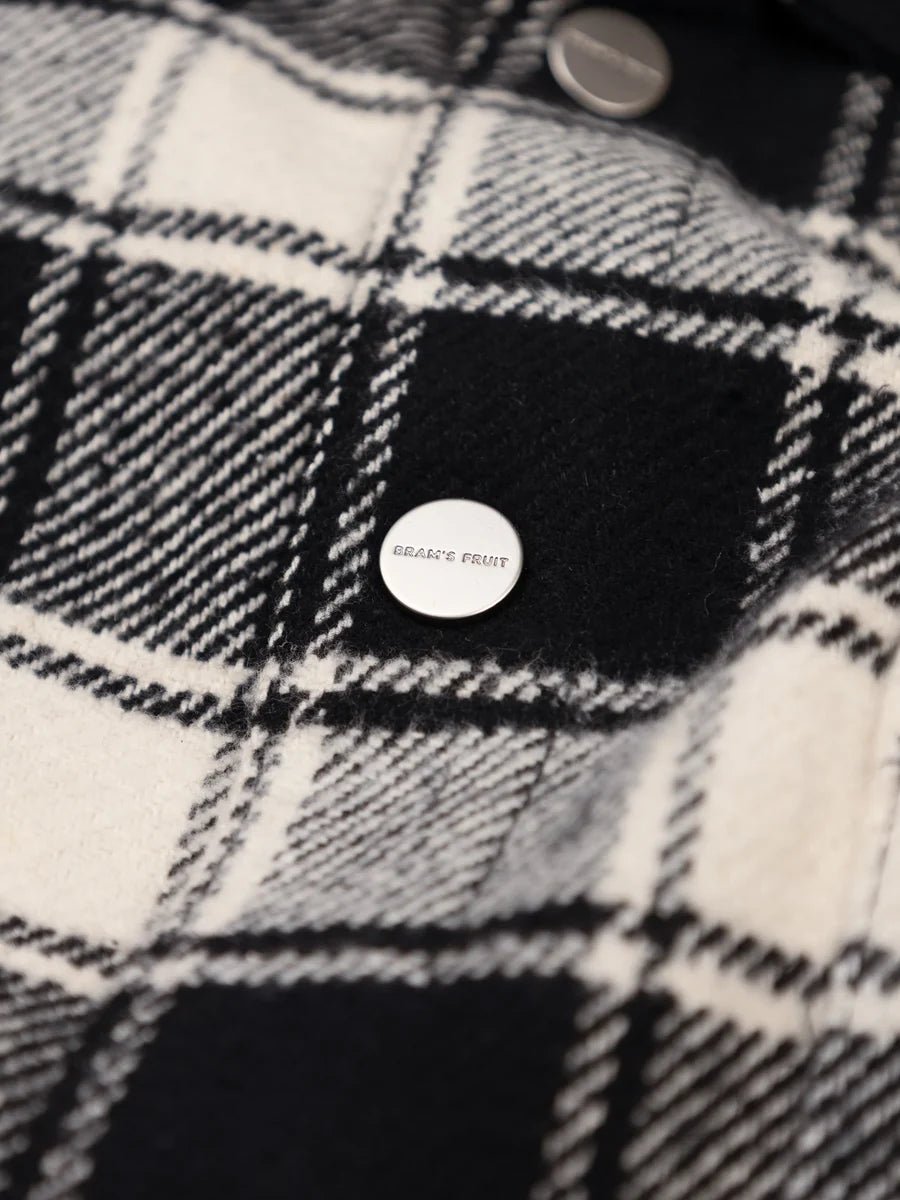 Détail de l'étiquette canvas distressed sur la poche poitrine de la Flanel Overshirt Bram's Fruit — photo 7