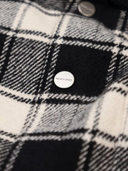 Détail de l'étiquette canvas distressed sur la poche poitrine de la Flanel Overshirt Bram's Fruit