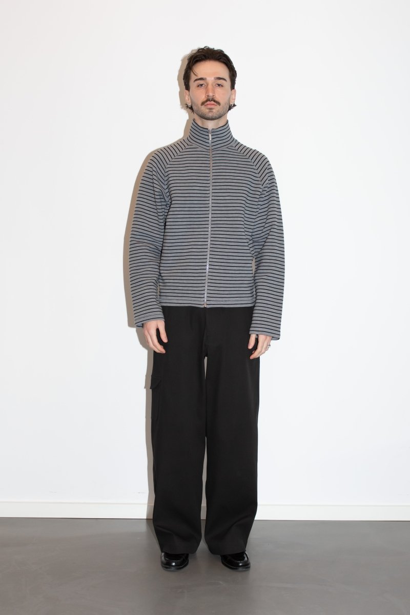 Vous Décidez Edit zip- grey/black stripe porté face - vêtement homme Rennes - Aura Store