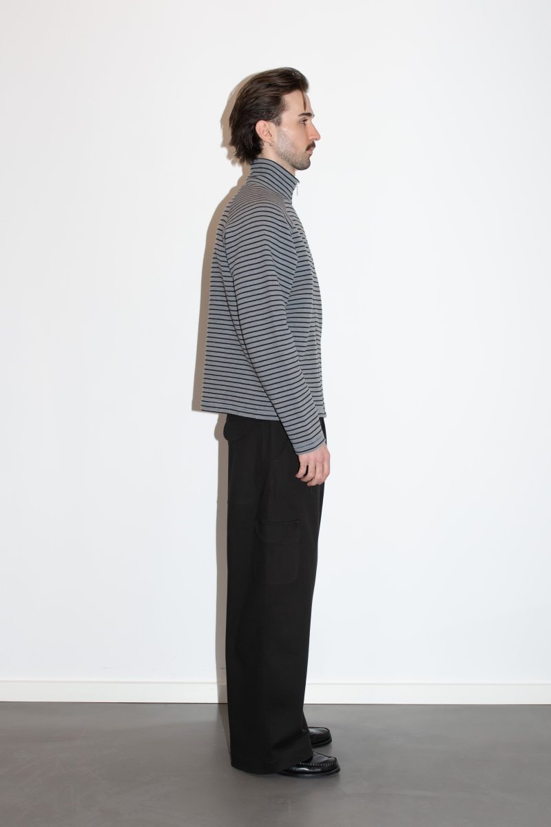 Vous Décidez Edit zip- grey/black stripe porté dos - mode homme Rennes - Aura Store