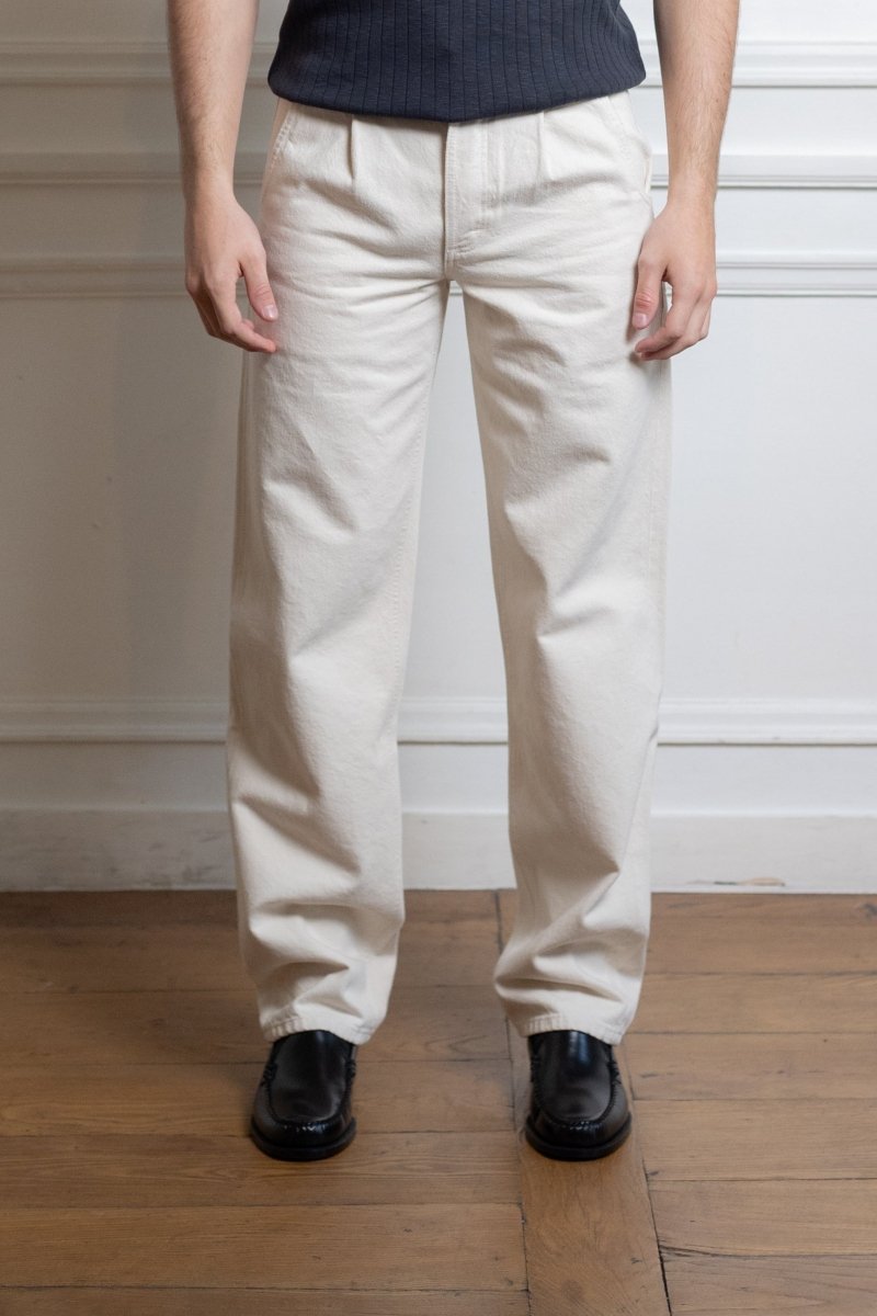 Jean Another Aspect Jeans 2.0 ecru détail pli simple et coupe tailoring
Image  — photo 2