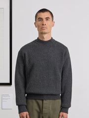 Museum Garments Deck Sweater charcoal en laine d'agneau mérinos - porté, vue 2