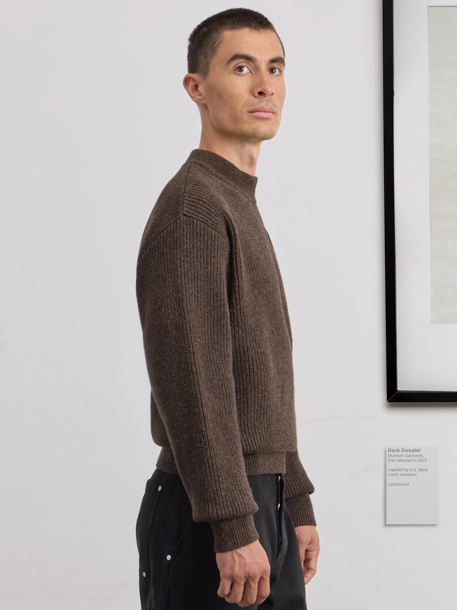 Museum Garments Deck Sweater marron en laine d'agneau mérinos - porté, vue 4