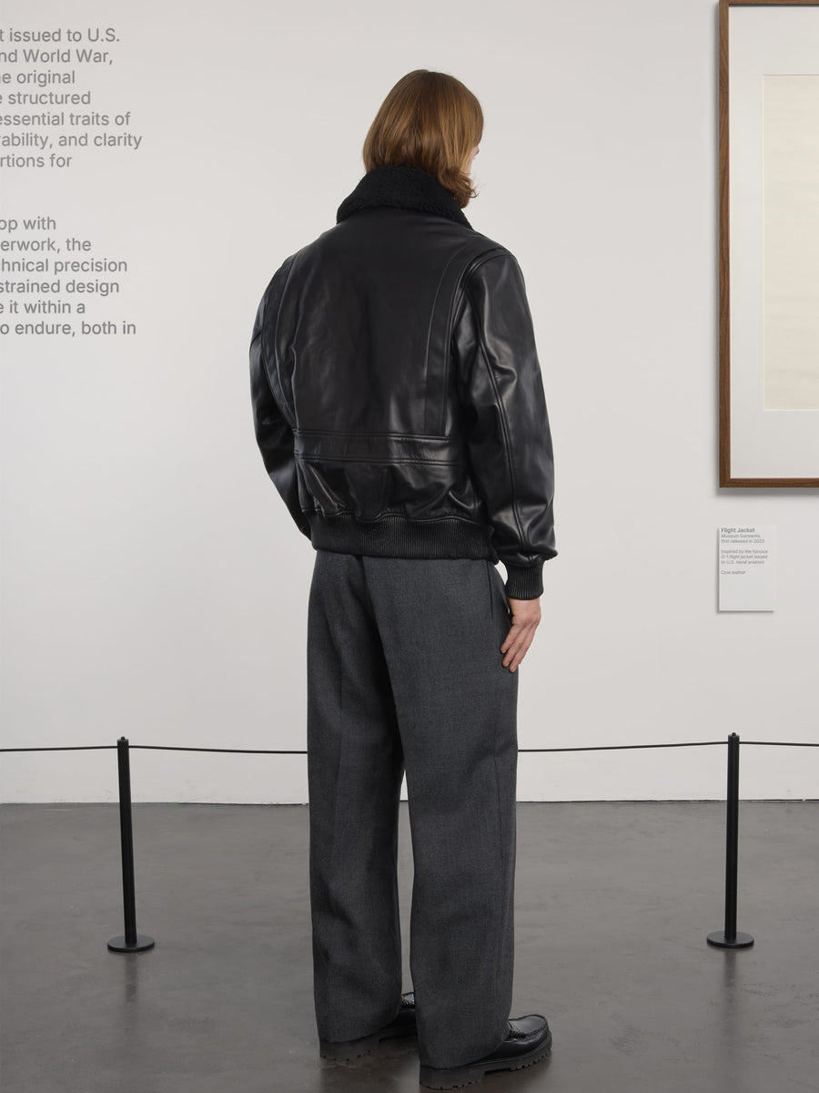 Museum Garments Flight Jacket en cuir de vachette noir - porté, vue 5