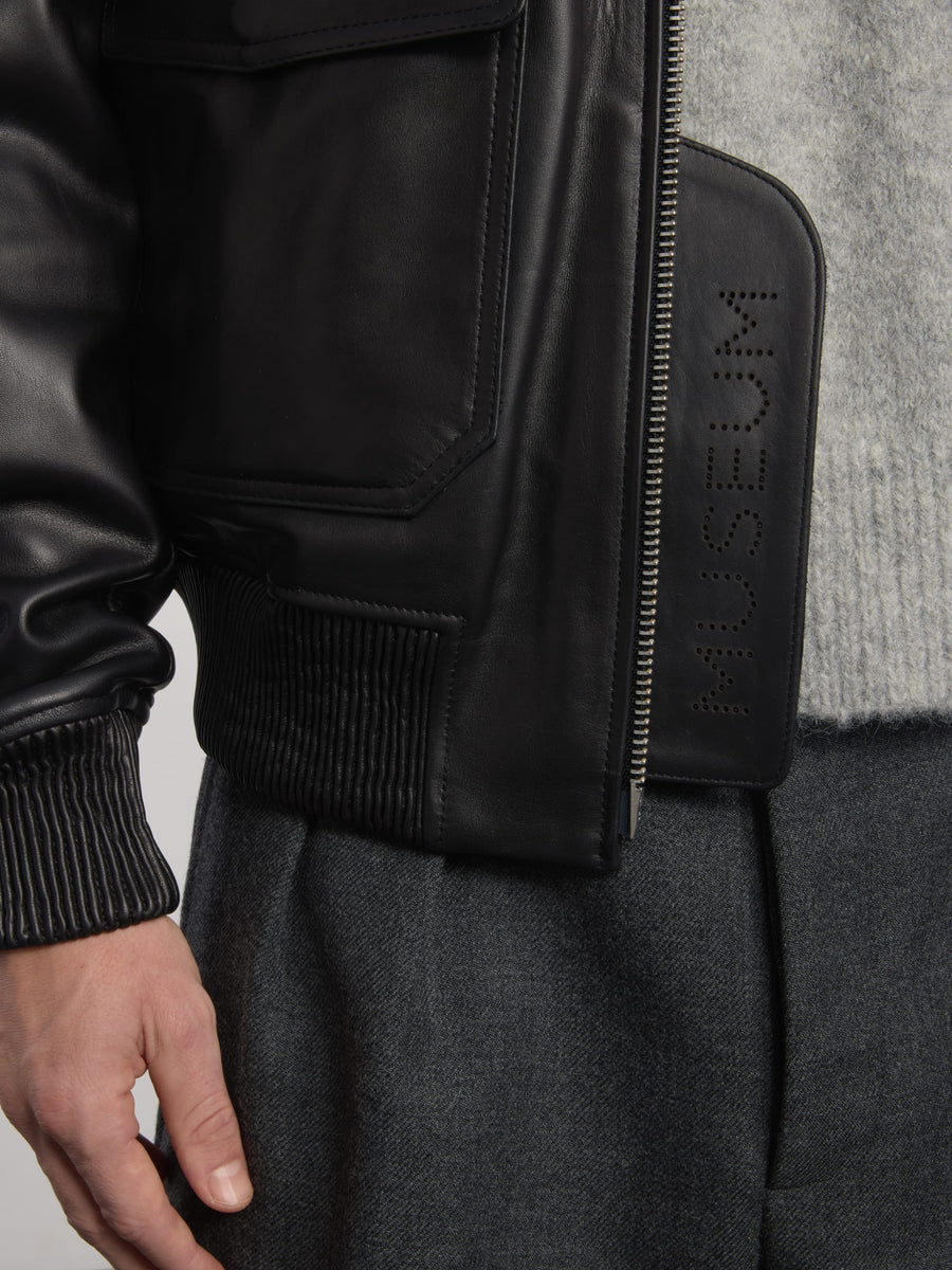 Museum Garments Flight Jacket en cuir de vachette noir - porté, vue 8