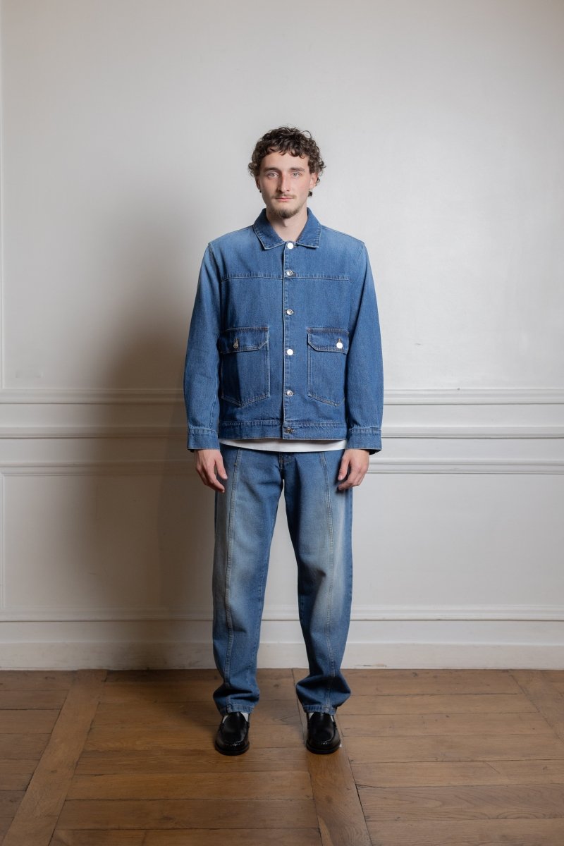 Mannequin Corentin 189cm portant la veste denim Pop Trading Company Full Button coupe boxy — photo 1