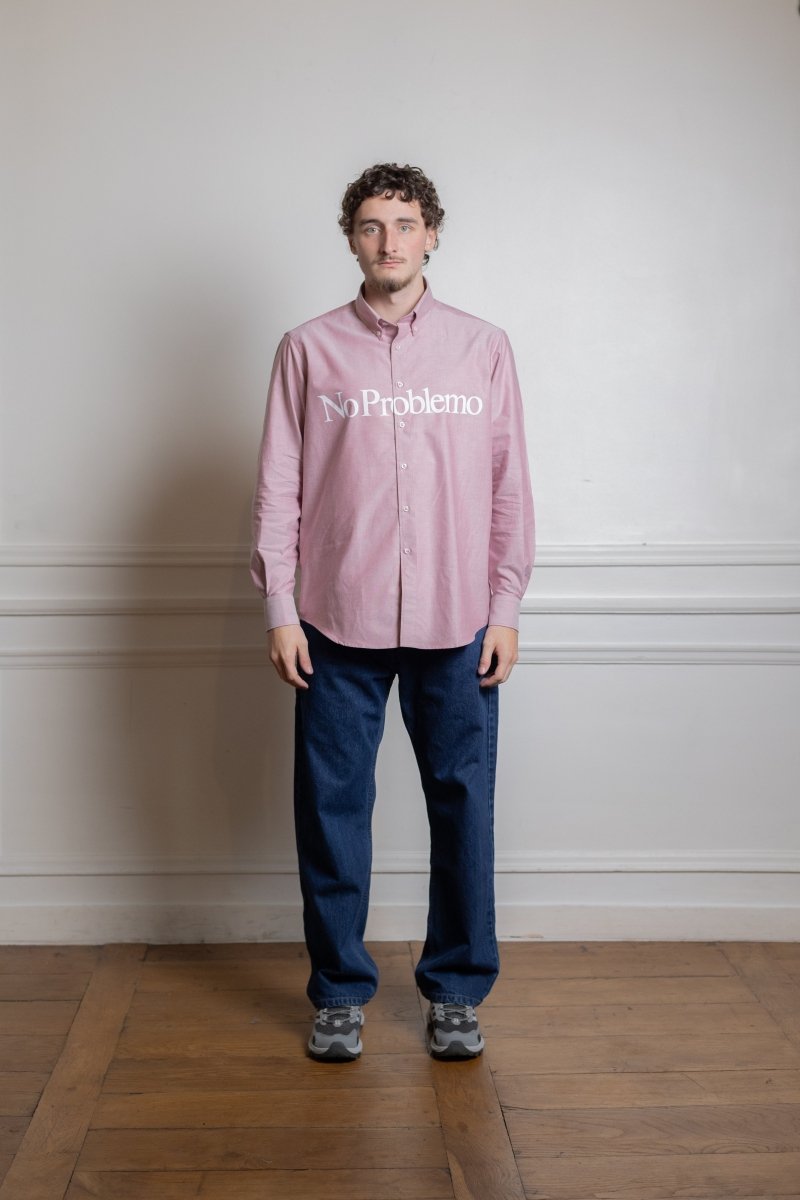 Mannequin portant la chemise oxford No Problemo rouge en coton à col boutonné