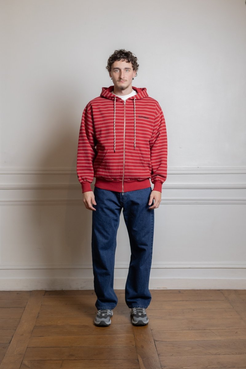 Mannequin portant le sweat zippé No Problemo Mini Problemo Stripe rouge à capuche — photo 1