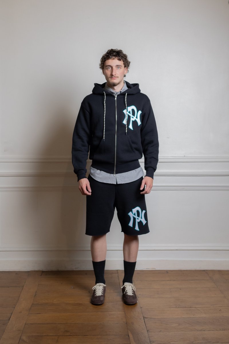Mannequin portant le sweat zippé No Problemo Nyp Premium Zip Hoodie noir à capuche