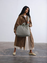 LARGE ONA SOFT BAG - Sage OLEND - vue de trois quarts