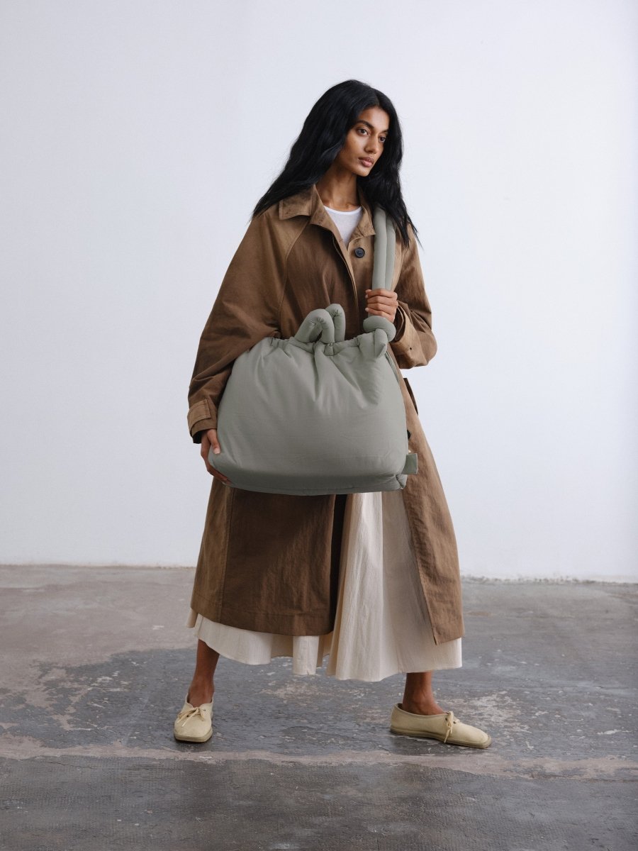 LARGE ONA SOFT BAG - Sage OLEND - vue de trois quarts