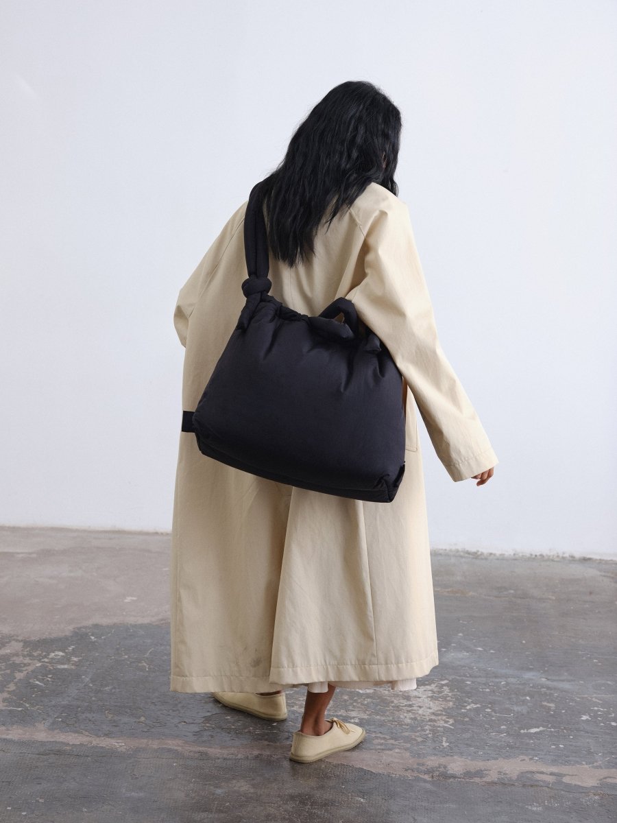 LARGE ONA SOFT BAG - Black OLEND - vue de trois quarts