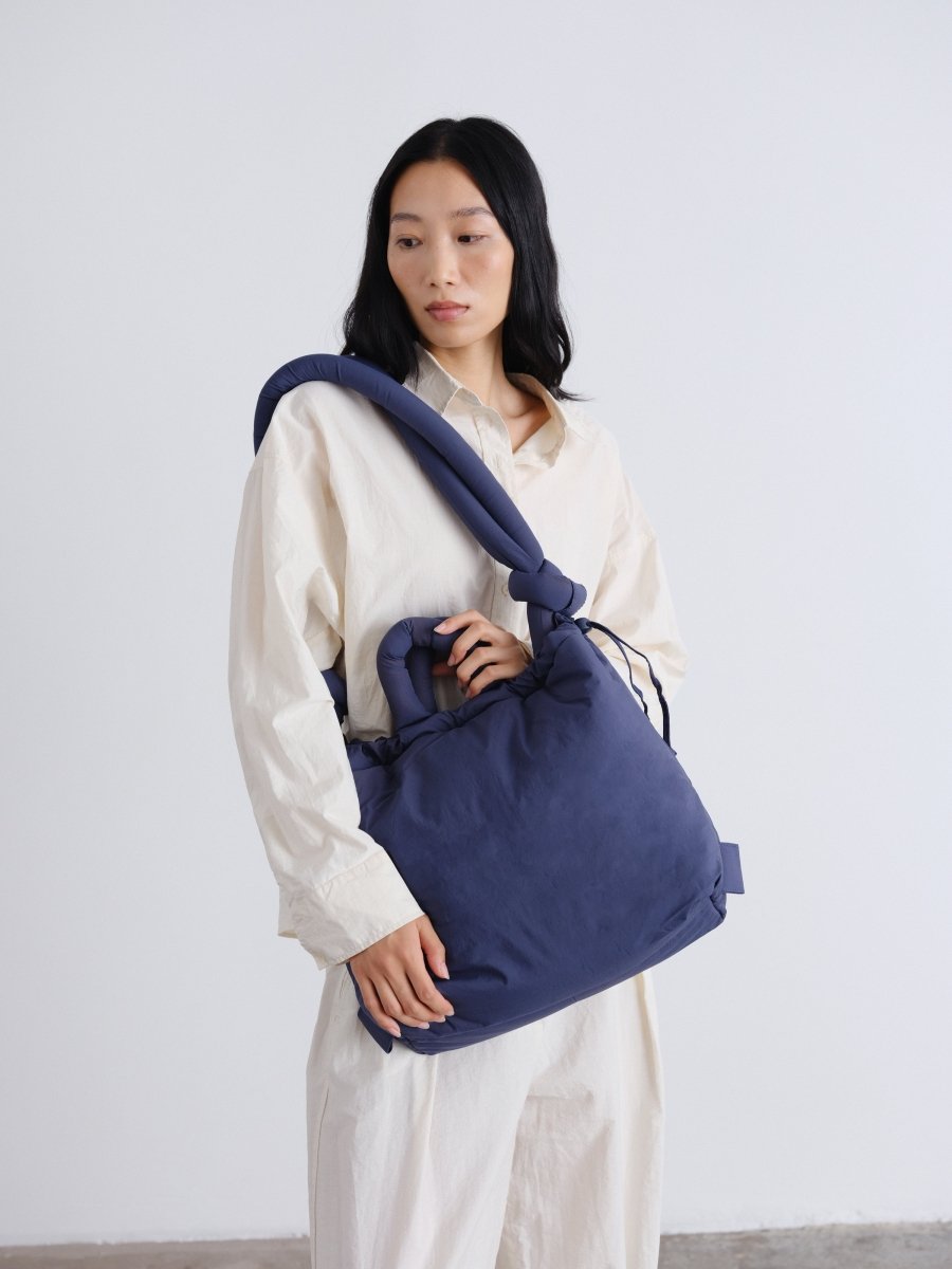 ONA SOFT BAG - Navy OLEND - vue de trois quarts