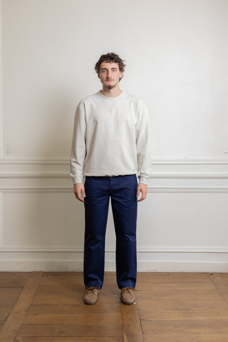 Pantalon Le Mont Saint Michel Pascal bleu gabardine coton porté de face
