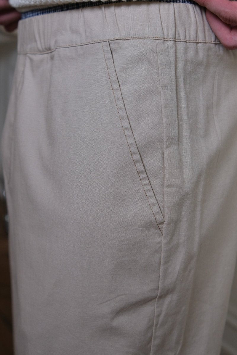 Pantalon Le Mont Saint Michel Phosto beige porté look été décontracté