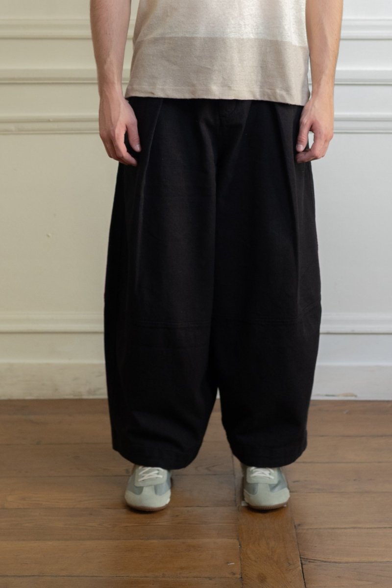 Pantalon YMC Earth Deadbeat noir détail plis taille haute
Image — photo 2