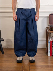 Pantalon YMC Earth Deadbeat indigo porté, vue de face rapprochée sur les plis