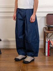 Pantalon YMC Earth Deadbeat indigo porté, vue de trois-quarts sur les plis et la jambe