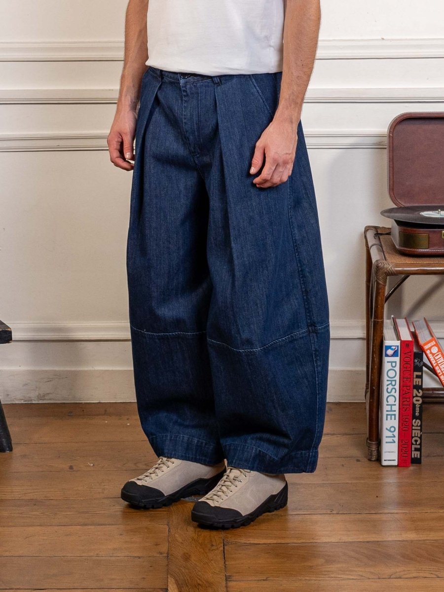 Pantalon YMC Earth Deadbeat indigo porté, vue de trois-quarts sur les plis et la jambe