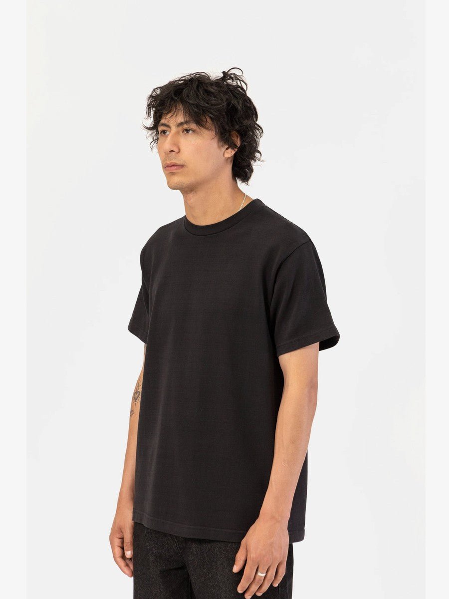 Super Weight T-Shirt Power Goods black, porté, vue de trois quarts