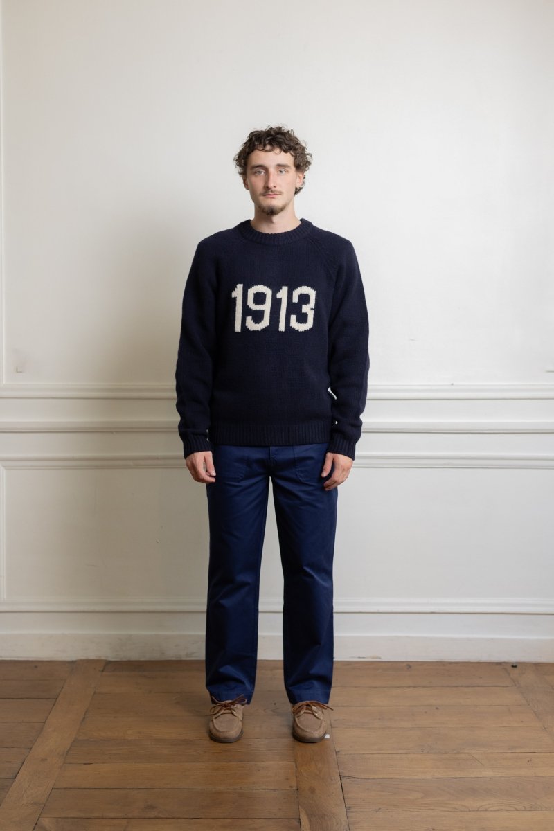 Pull Le Mont Saint Michel Sand oversize navy mérinos porté de face
