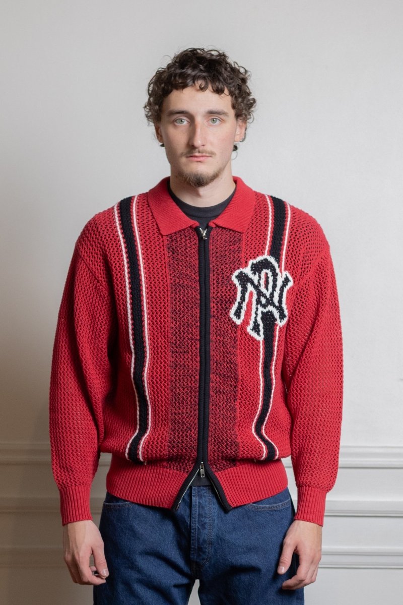 Pull crochet No Problemo rouge, vue rapprochée du travail crochet coton et intarsia tricolore