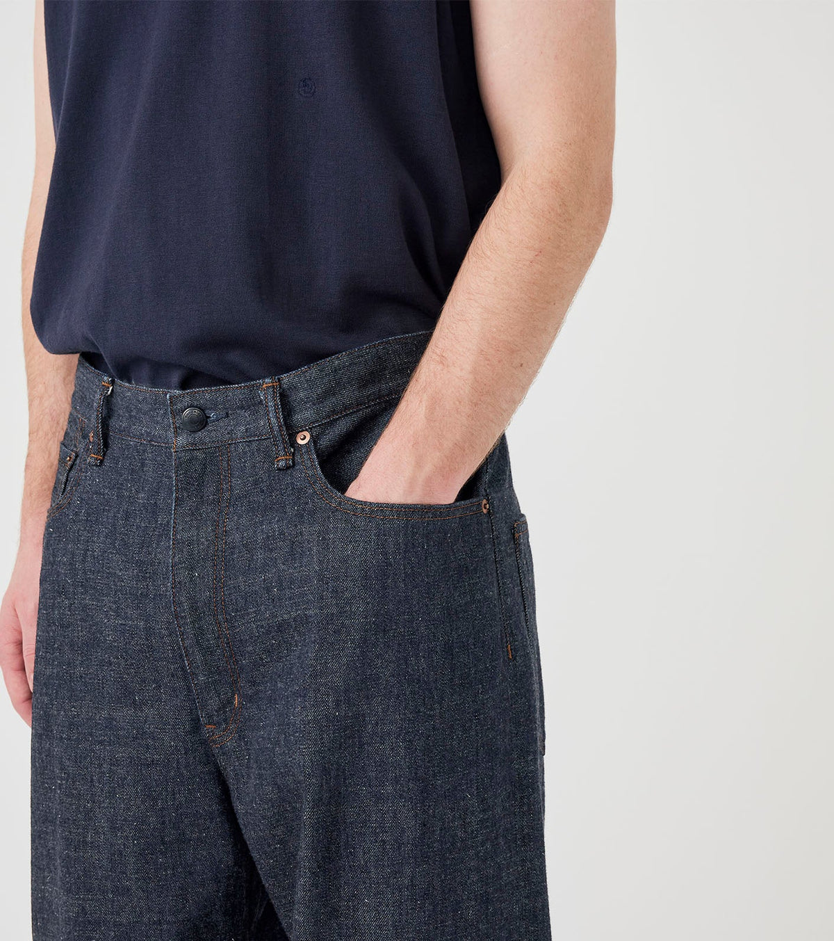 SELVAGE DENIM PANTS - Indigo NANAMICA - detail poche avant main dans la poche