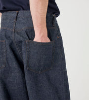 SELVAGE DENIM PANTS - Indigo NANAMICA - detail poche arriere main dans la poche