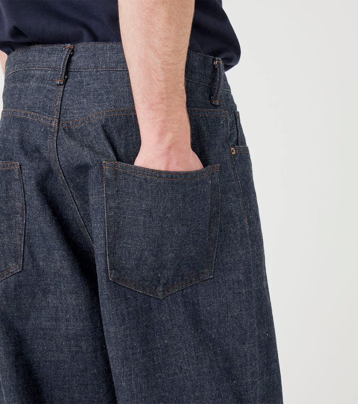 SELVAGE DENIM PANTS - Indigo NANAMICA - detail poche arriere main dans la poche