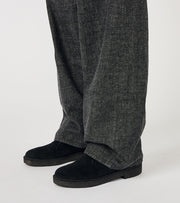 SELVAGE DENIM PANTS - Black NANAMICA - detail bas de jambe sur la chaussure