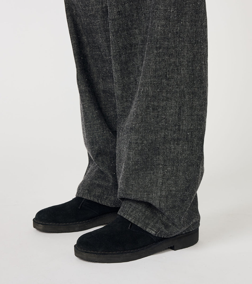 SELVAGE DENIM PANTS - Black NANAMICA - detail bas de jambe sur la chaussure