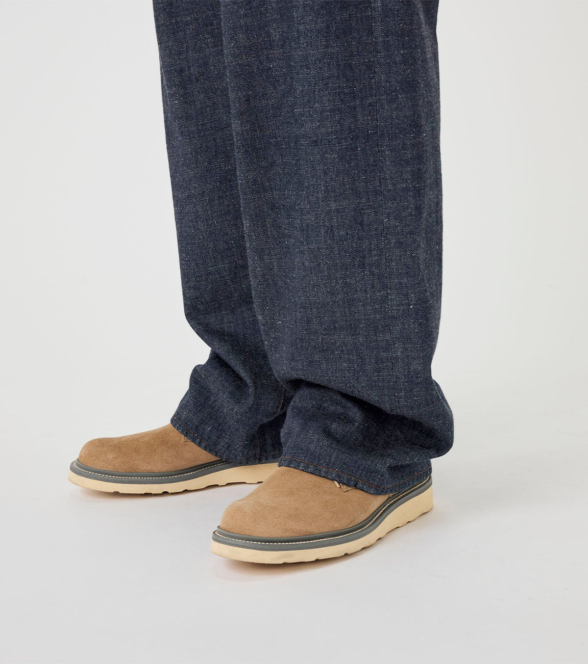 SELVAGE DENIM PANTS - Indigo NANAMICA - detail bas de jambe sur la chaussure