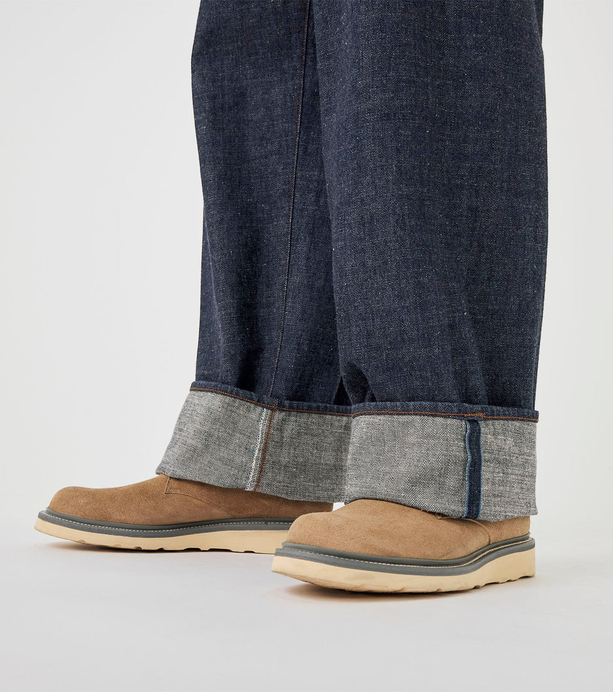 SELVAGE DENIM PANTS - Indigo NANAMICA - gros plan sur le tissage du denim selvedge