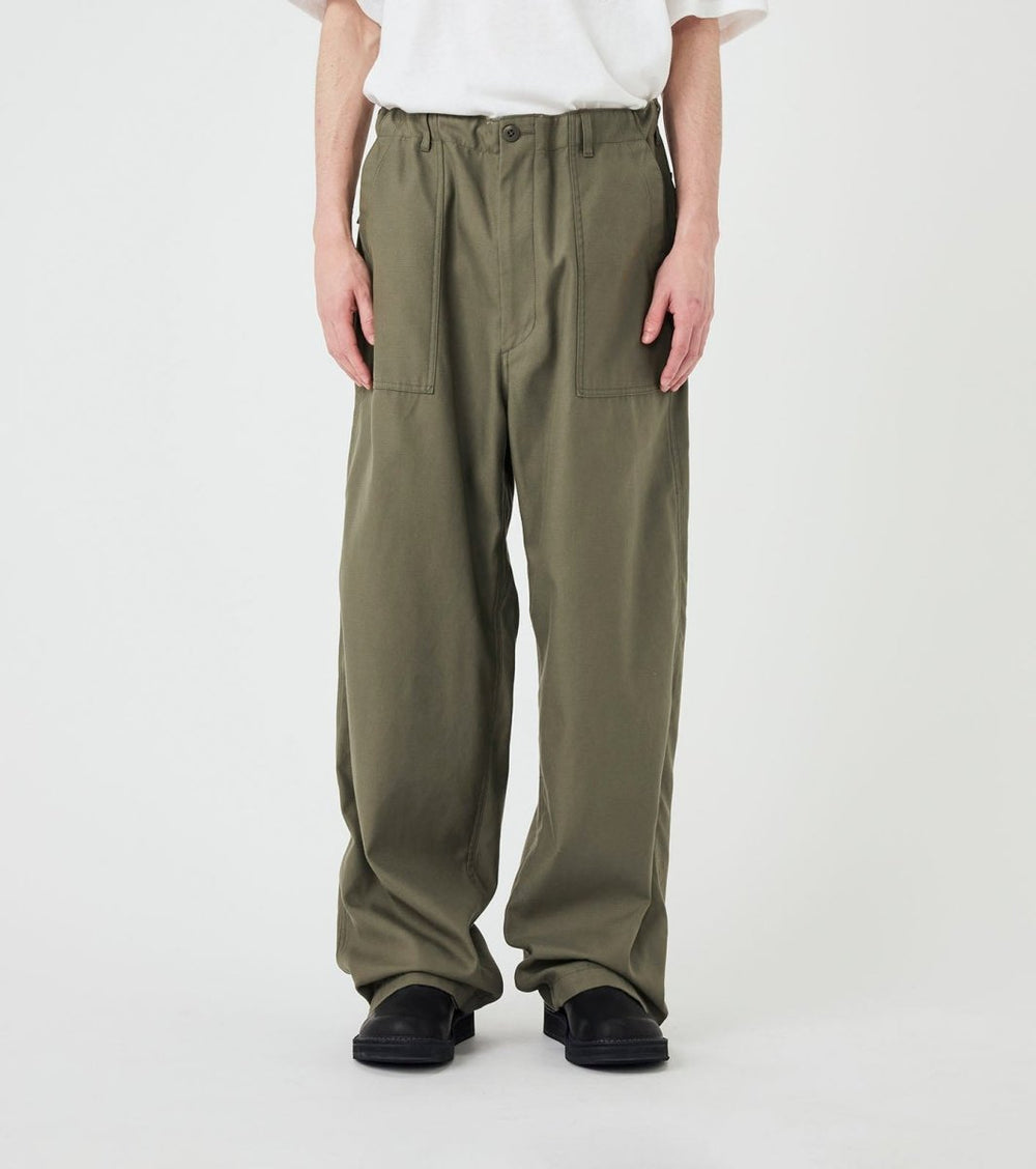 WIDE BAKER PANTS - Khaki NANAMICA - vue de face portee