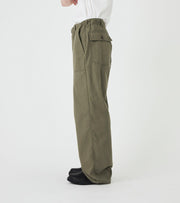 WIDE BAKER PANTS - Khaki NANAMICA - vue de profil portee