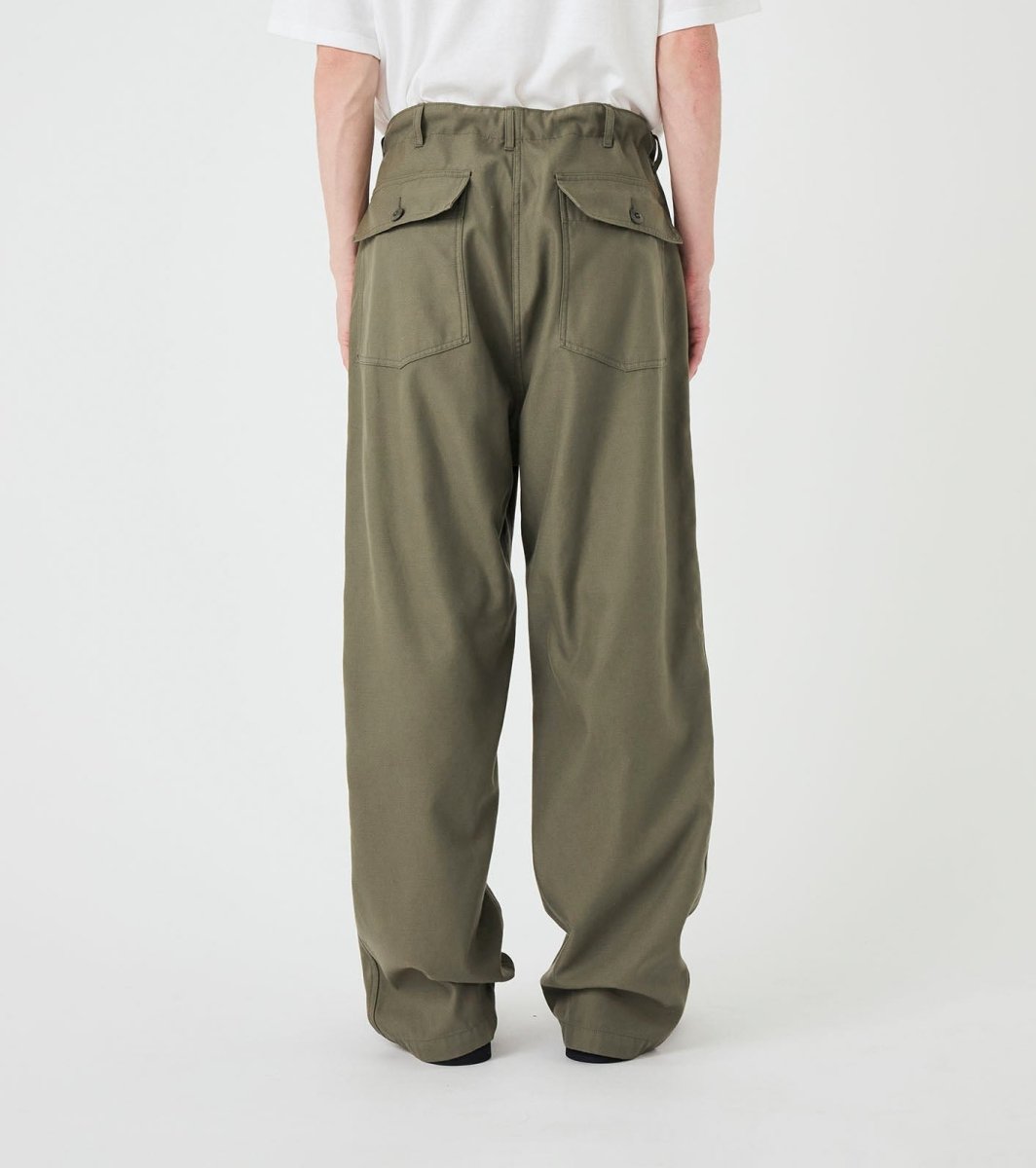 WIDE BAKER PANTS - Khaki NANAMICA - vue de trois quarts portee