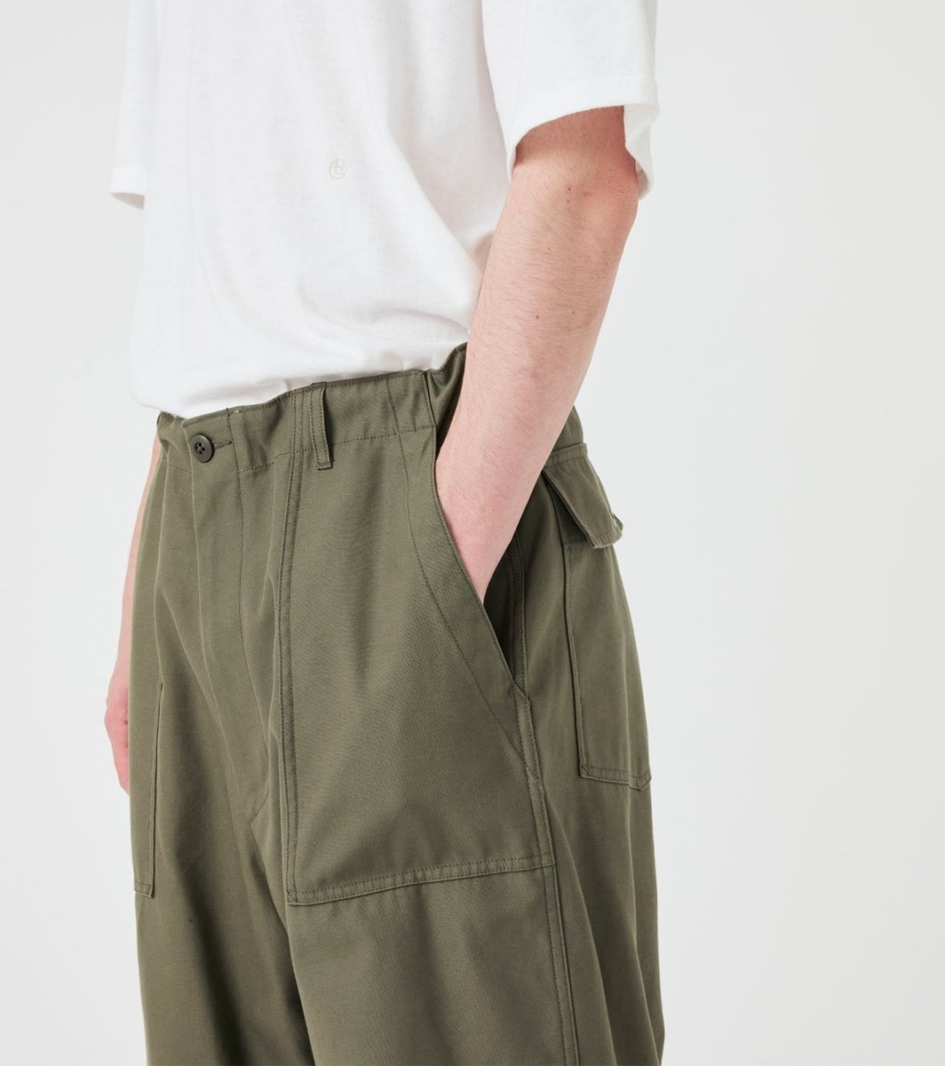 WIDE BAKER PANTS - Khaki NANAMICA - detail grande poche avant main dans la poche