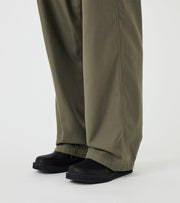 WIDE BAKER PANTS - Khaki NANAMICA - detail bas de jambe et volume wide