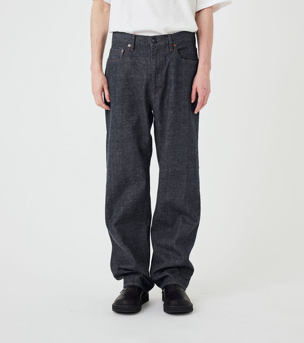 SELVAGE DENIM STRAIGHT PANTS - Indigo NANAMICA - vue de face portee