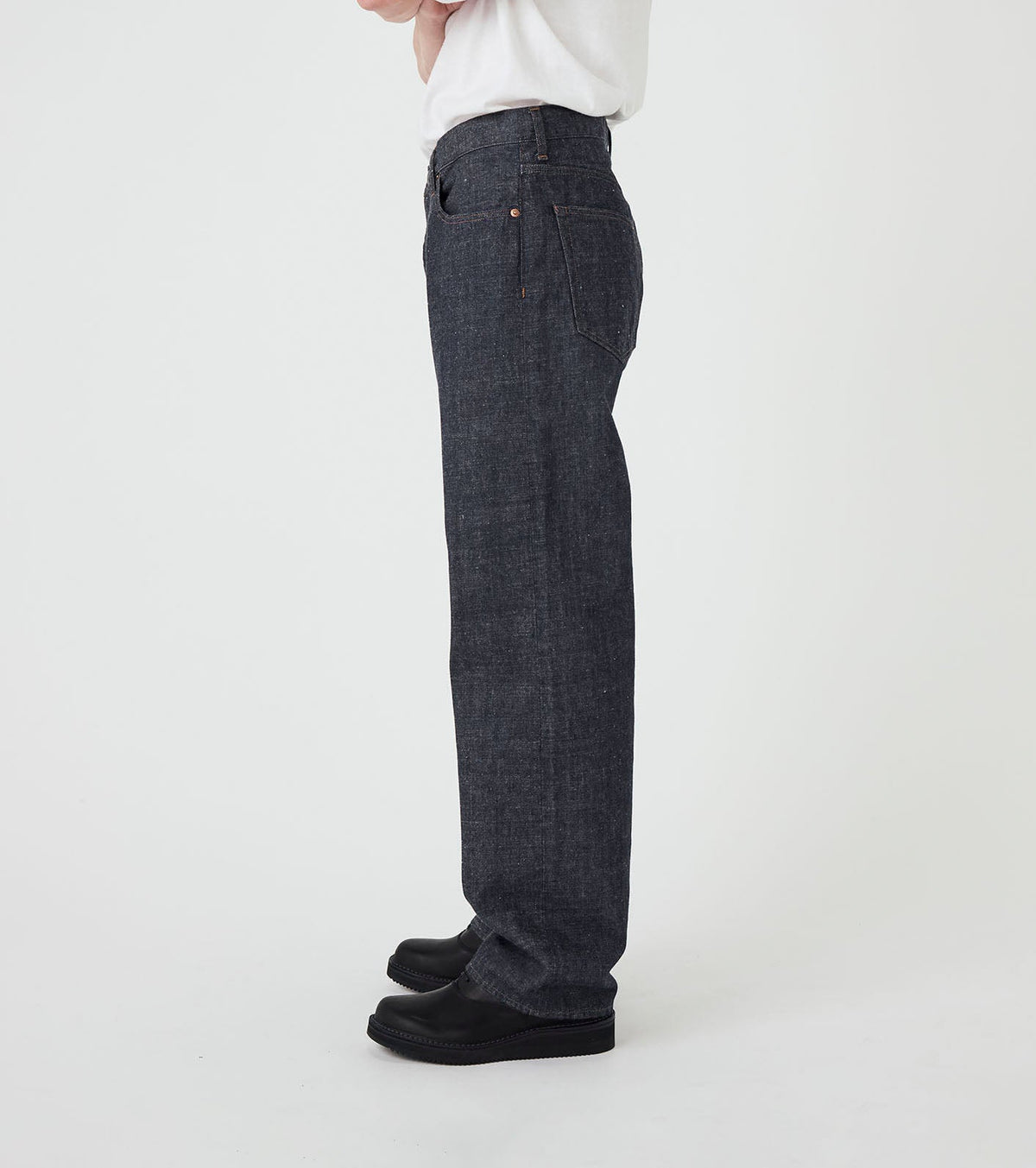 SELVAGE DENIM STRAIGHT PANTS - Indigo NANAMICA - vue de profil portee