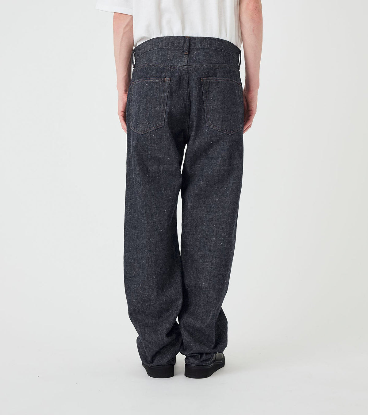 SELVAGE DENIM STRAIGHT PANTS - Indigo NANAMICA - vue de dos portee