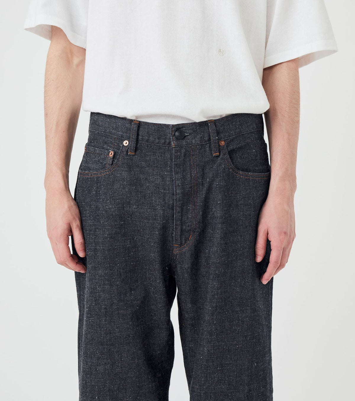 SELVAGE DENIM STRAIGHT PANTS - Indigo NANAMICA - detail taille et braguette zippee